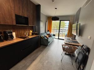 Nadmorski — kuchnia i salon